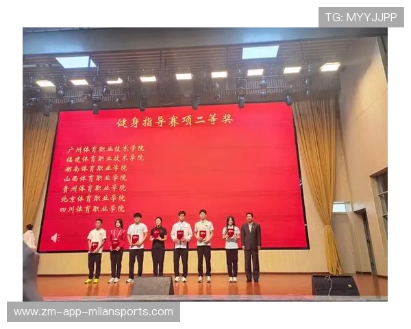 国际游泳教练在训练中采用数据可视化报告指导训练调整，游泳教练技术